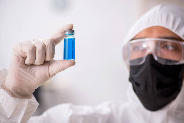 Молодой химик в концепции синтеза наркотиков