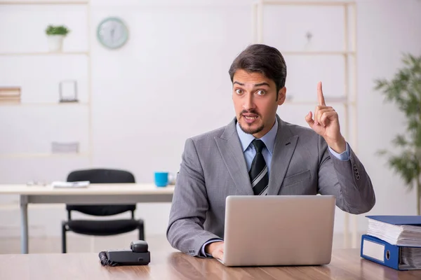 Jeune employé masculin travaillant au bureau — Photo