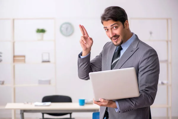 Jonge mannelijke werknemer werkzaam in het kantoor — Stockfoto