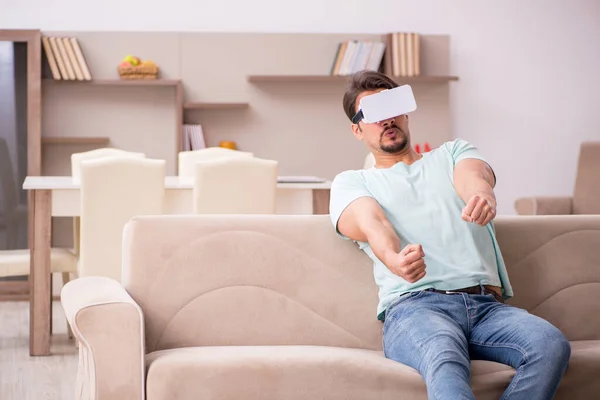 Jongeman student draagt virtuele bril thuis — Stockfoto