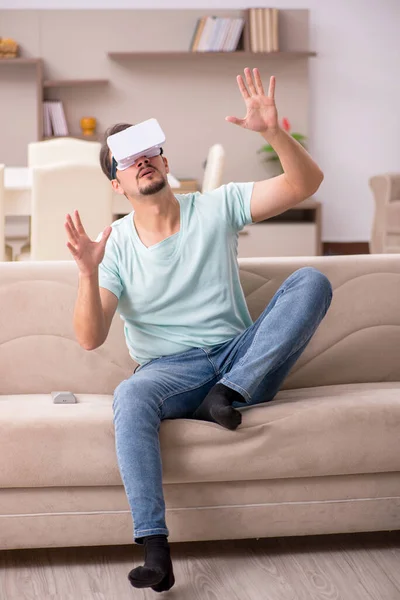 Jeune homme étudiant portant des lunettes virtuelles à la maison — Photo