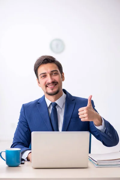 Jonge mannelijke werknemer en te veel werk op kantoor — Stockfoto