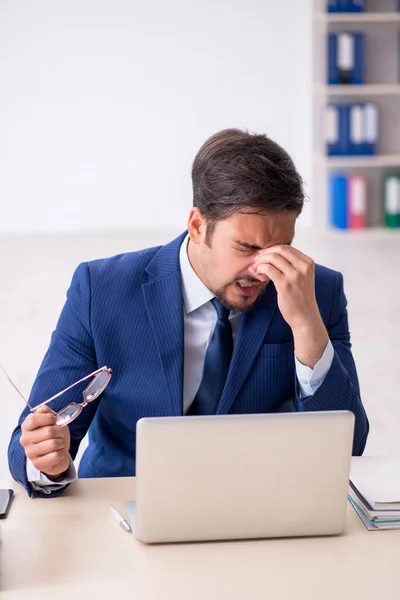 Junge männliche Mitarbeiter und zu viel Arbeit im Büro — Stockfoto