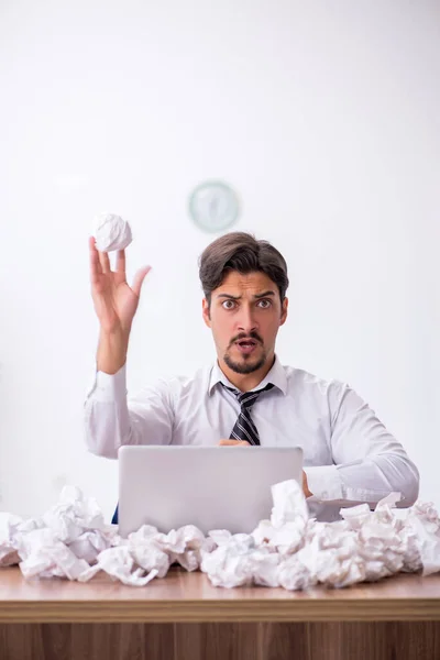 Junge männliche Mitarbeiter im Brainstorming-Konzept — Stockfoto