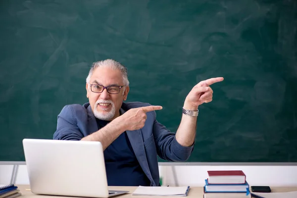 Oude mannelijke leraar in de klas — Stockfoto