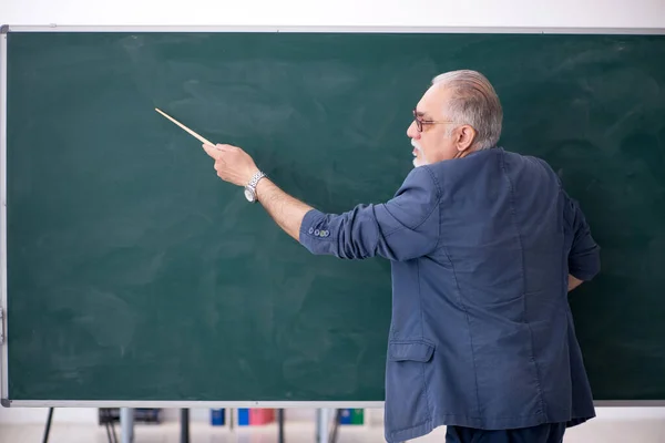 Viejo profesor en el aula —  Fotos de Stock