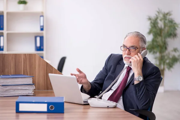 Gammal manlig anställd och för mycket arbete på kontoret — Stockfoto