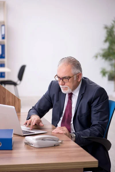 Ancien employé masculin et trop de travail au bureau — Photo