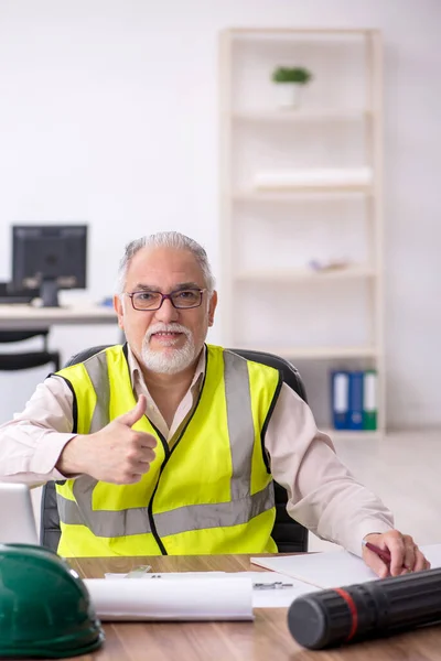 Gammal manlig arkitekt som arbetar på kontoret — Stockfoto