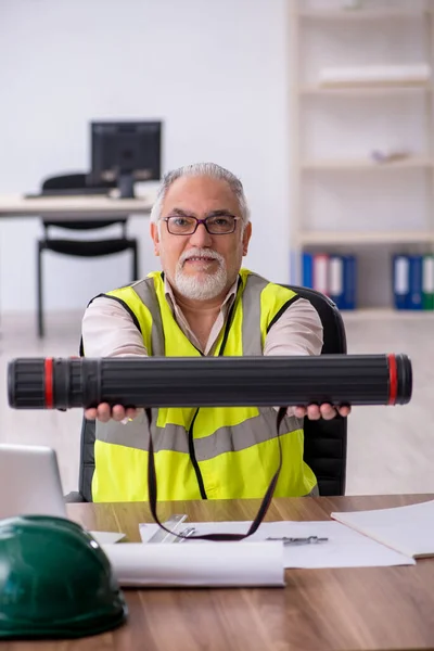 Old male architect working in the office — Stock Photo, Image