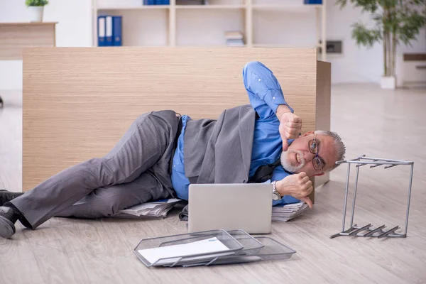 Velho funcionário masculino infeliz com excesso de trabalho no escritório — Fotografia de Stock