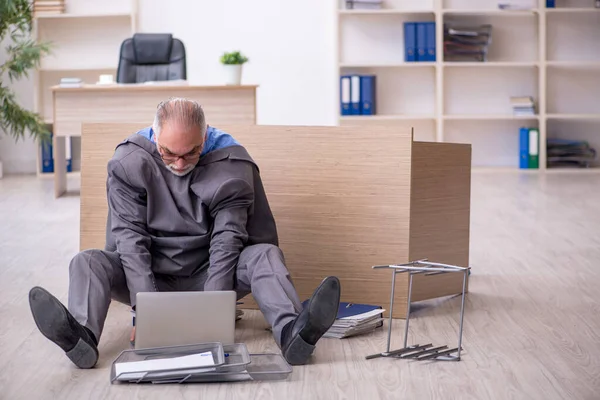 Vecchio dipendente maschio infelice con il lavoro eccessivo in ufficio — Foto Stock