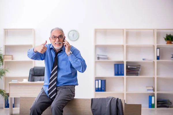 Vecchio dipendente maschio infelice con il lavoro eccessivo in ufficio — Foto Stock