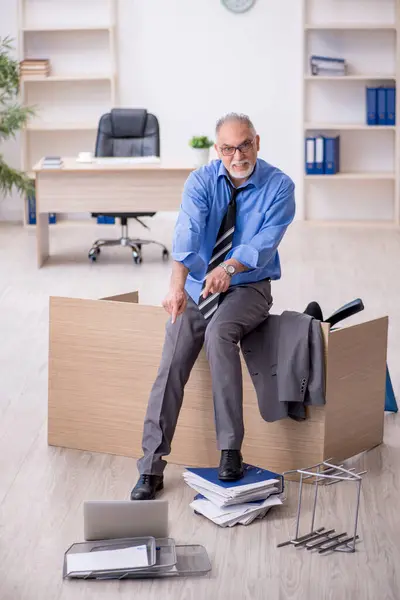 Viejo empleado descontento con el exceso de trabajo en la oficina — Foto de Stock