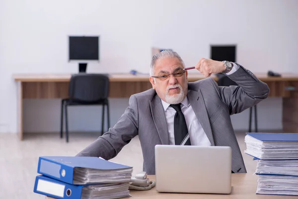 Gammal manlig anställd missnöjd med överdrivet arbete på kontoret — Stockfoto