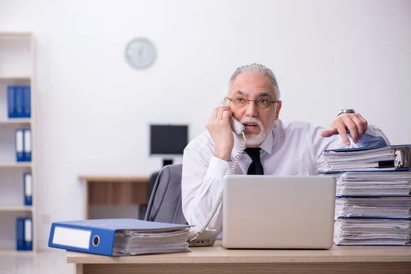 Alte männliche Angestellte unzufrieden mit exzessiver Arbeit im Büro — Stockfoto