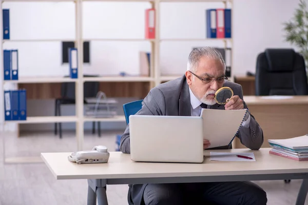 Old male auditor working in the office — Stock Photo, Image