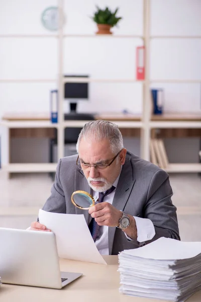 Ancien auditeur masculin travaillant dans le bureau — Photo