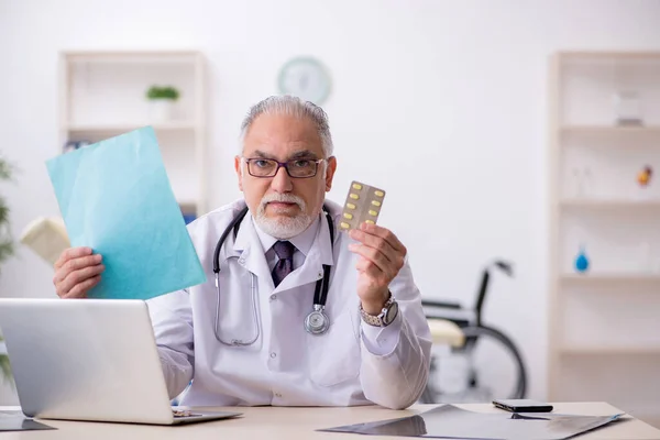 Vieux médecin masculin travaillant à l'hôpital — Photo