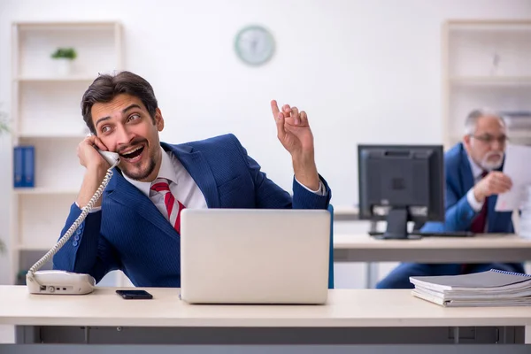 Two male colleagues working in the office — Stock Photo, Image