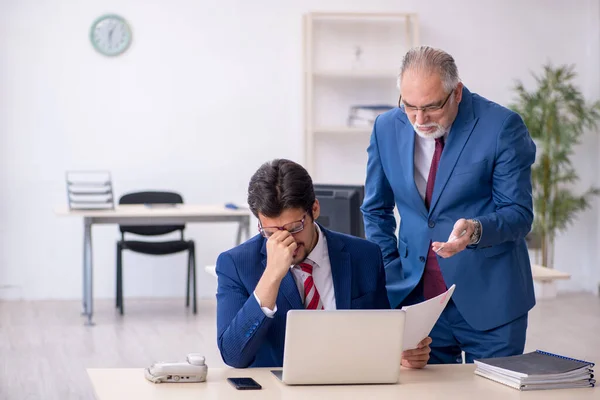 Two male colleagues working in the office — Stock Photo, Image