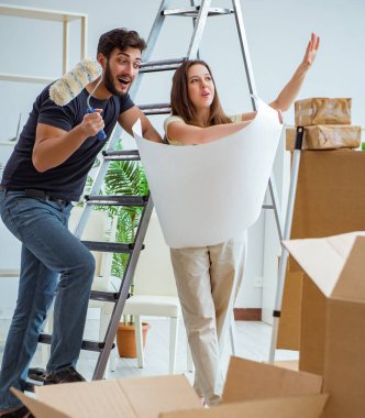 Yeni evdeki kutuları açan genç bir aile.