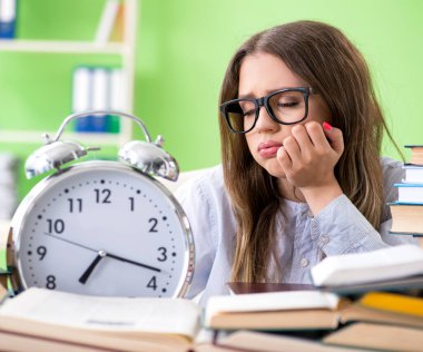 Sınavlara zamanında hazırlanan genç kız öğrenci.