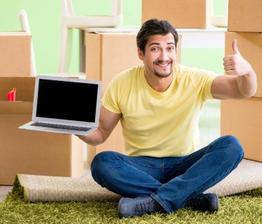 Genç ve yakışıklı bir adam yeni evine taşınıyor.
