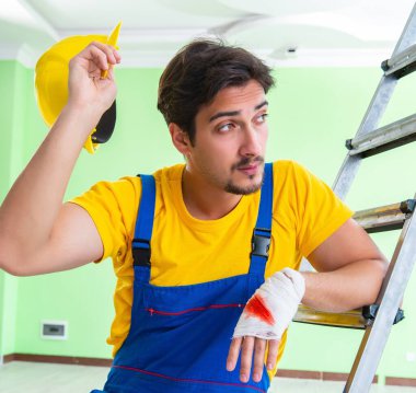 İş yerinde yaralı bir işçi var.