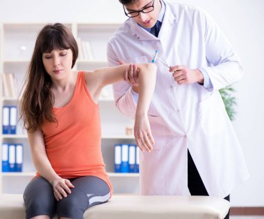 Doktor nörolog kadın hastayı muayene ediyor.