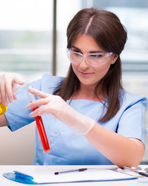 Laboratuvarda çalışan genç kadın