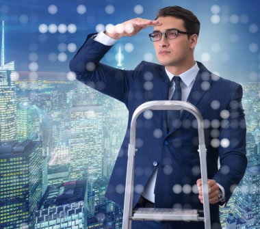 İş adamı iş dünyasında merdiveni tırmanır