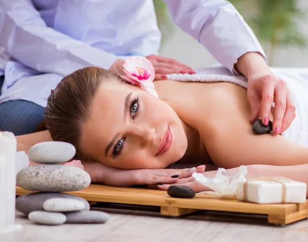 Jeune femme pendant la procédure de spa dans le salon — Photo