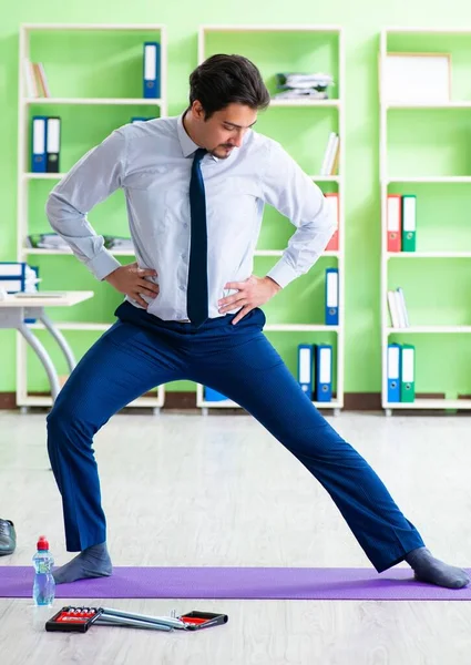 Mitarbeiter macht während der Arbeitspause Übungen — Stockfoto