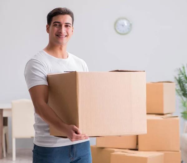 Человек, доставляющий тяжелые коробки дома — стоковое фото