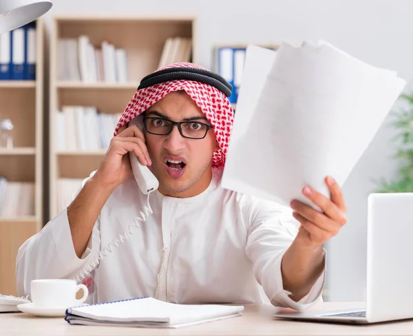 Empresário árabe trabalhando no escritório — Fotografia de Stock