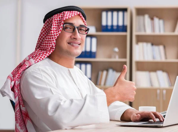 Pengusaha Arab yang bekerja di kantor — Stok Foto