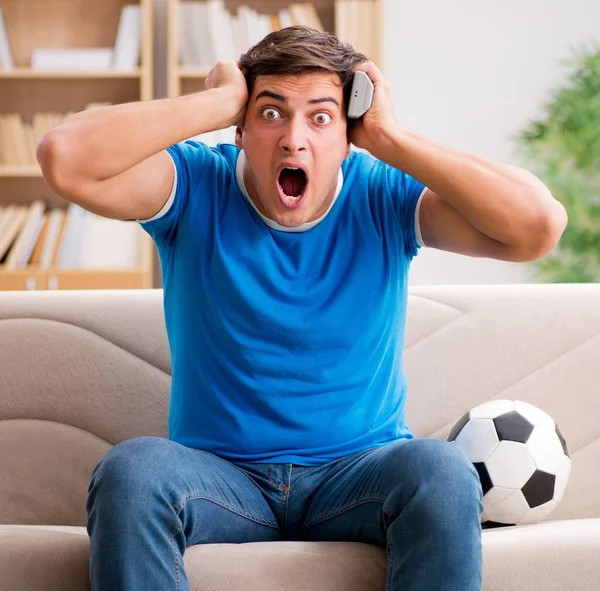 Мужчина смотрит футбол дома — стоковое фото