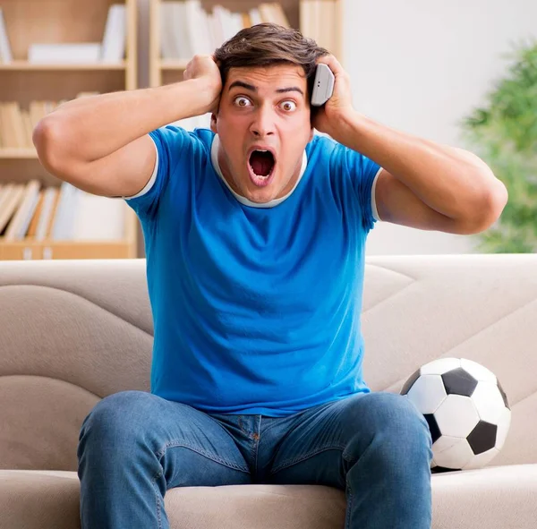 Hombre viendo fútbol en casa — Foto de Stock