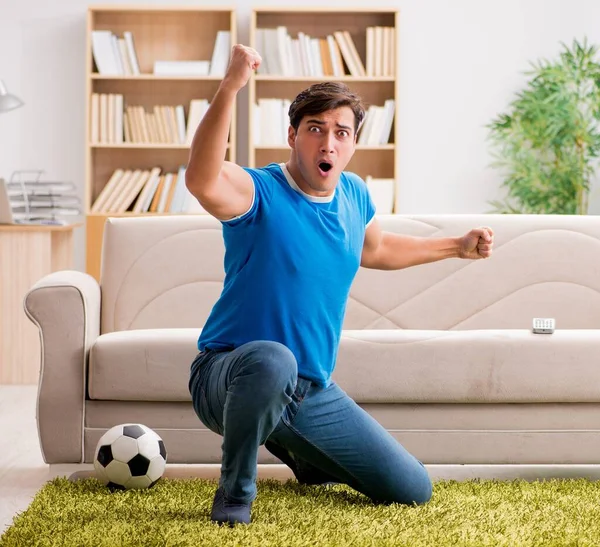 Mann schaut Fußball zu Hause — Stockfoto