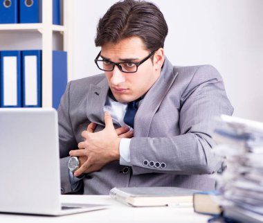 Ofiste çalışan mutsuz iş adamı