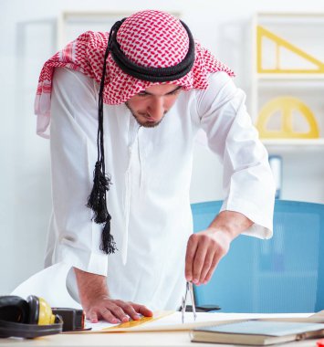 Arap mühendis yeni proje üzerinde çalışıyor