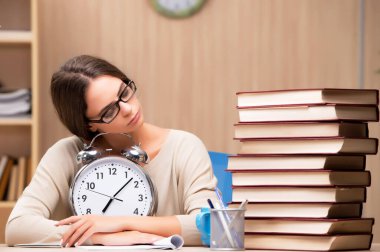 Üniversite sınavlarına hazırlanan genç öğrenci.