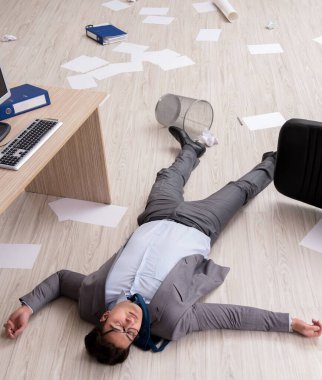 İşadamı office yerdeki ölü