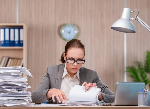 Femme d'affaires travaillant dans le bureau — Photo