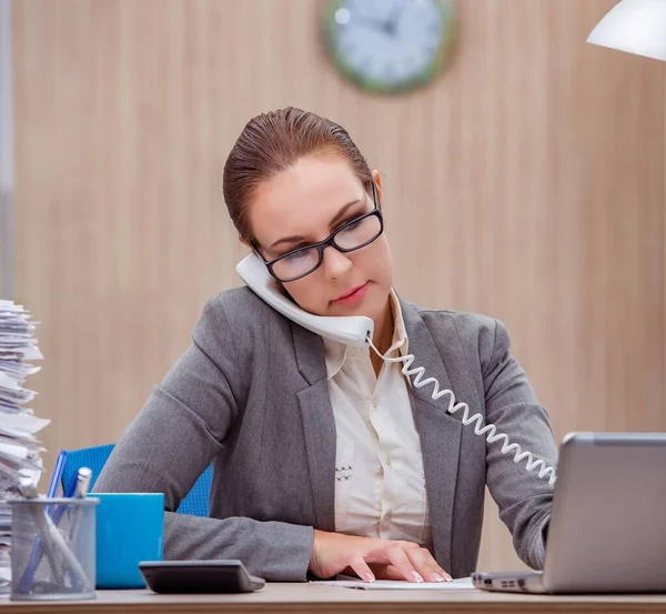 Drukke stressvolle vrouw secretaris onder stress op kantoor — Stockfoto