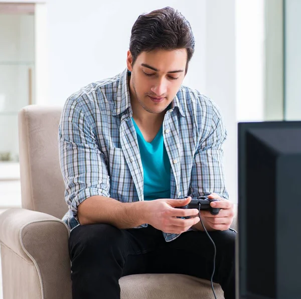 Mann spielt Computerspiel zu Hause — Stockfoto