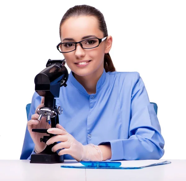 Químico de laboratório trabalhando com microscópio e tubos — Fotografia de Stock