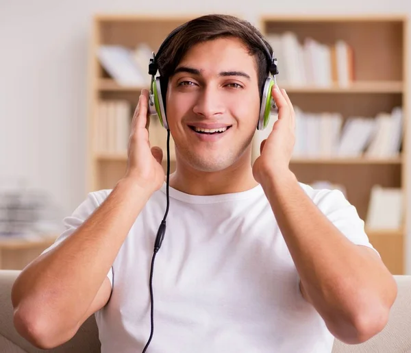 Hombre guapo escuchando la música —  Fotos de Stock