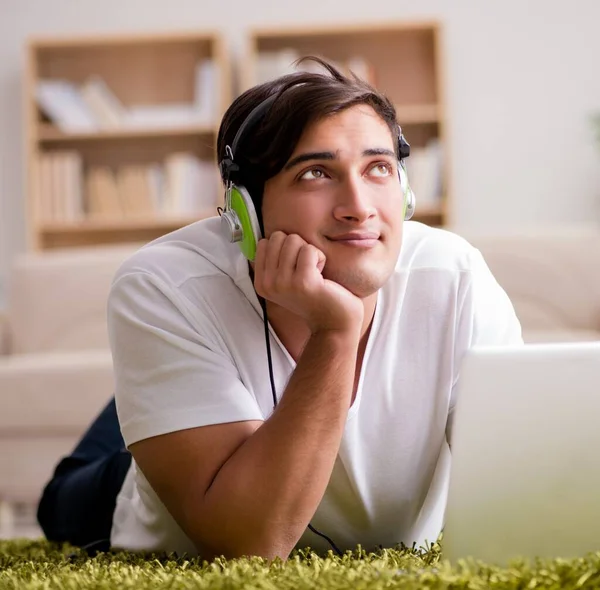 Jovem ouvindo a música do laptop — Fotografia de Stock